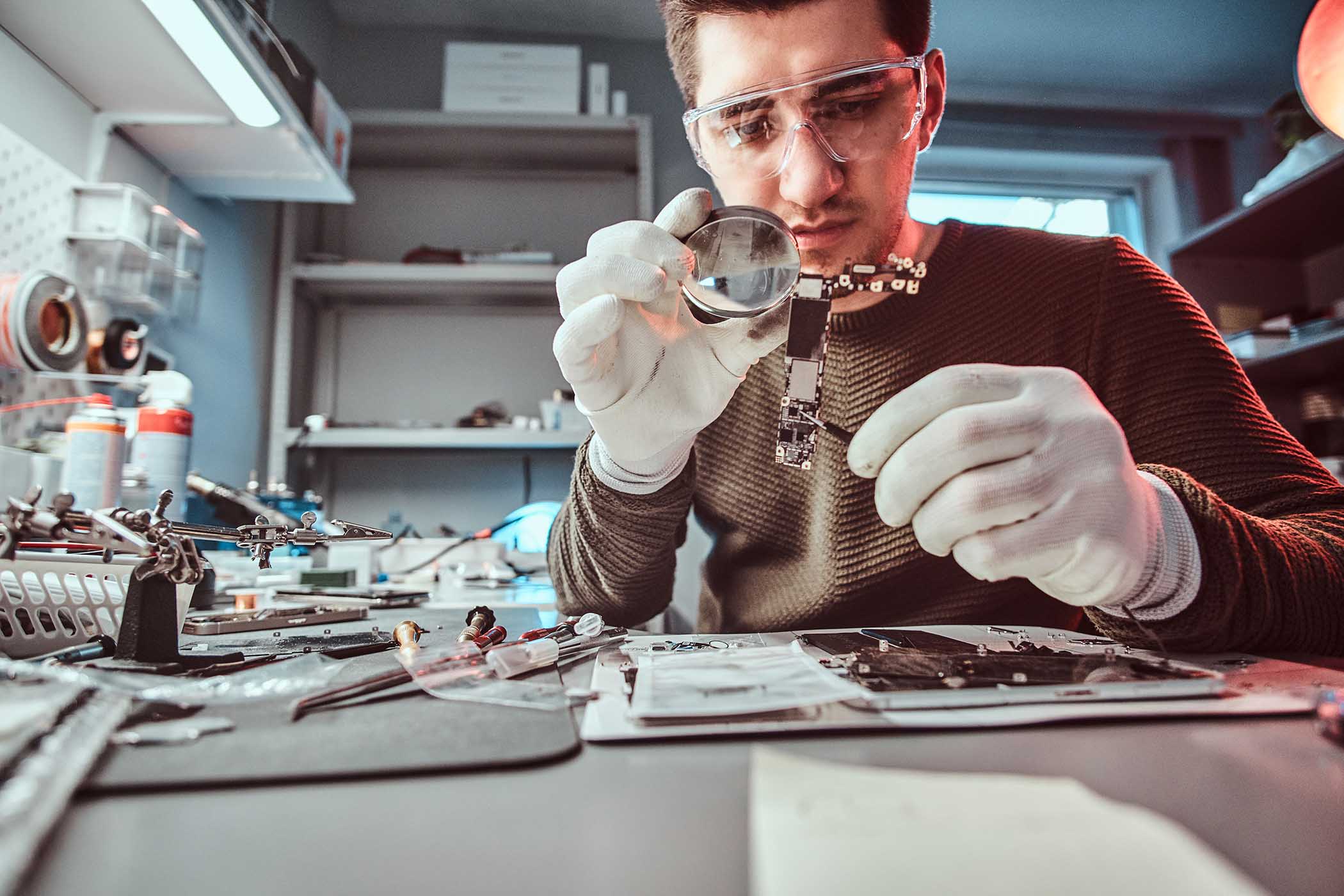 Teknisyenin elektronik cihaz tamiri yaptığı servis görseli