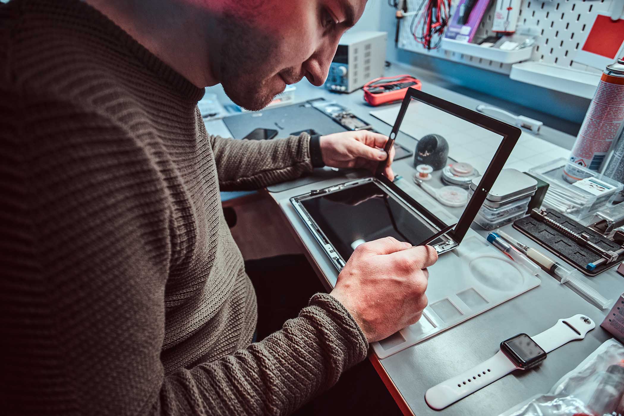 Servis masasında tablet ve elektronik cihaz onarımı