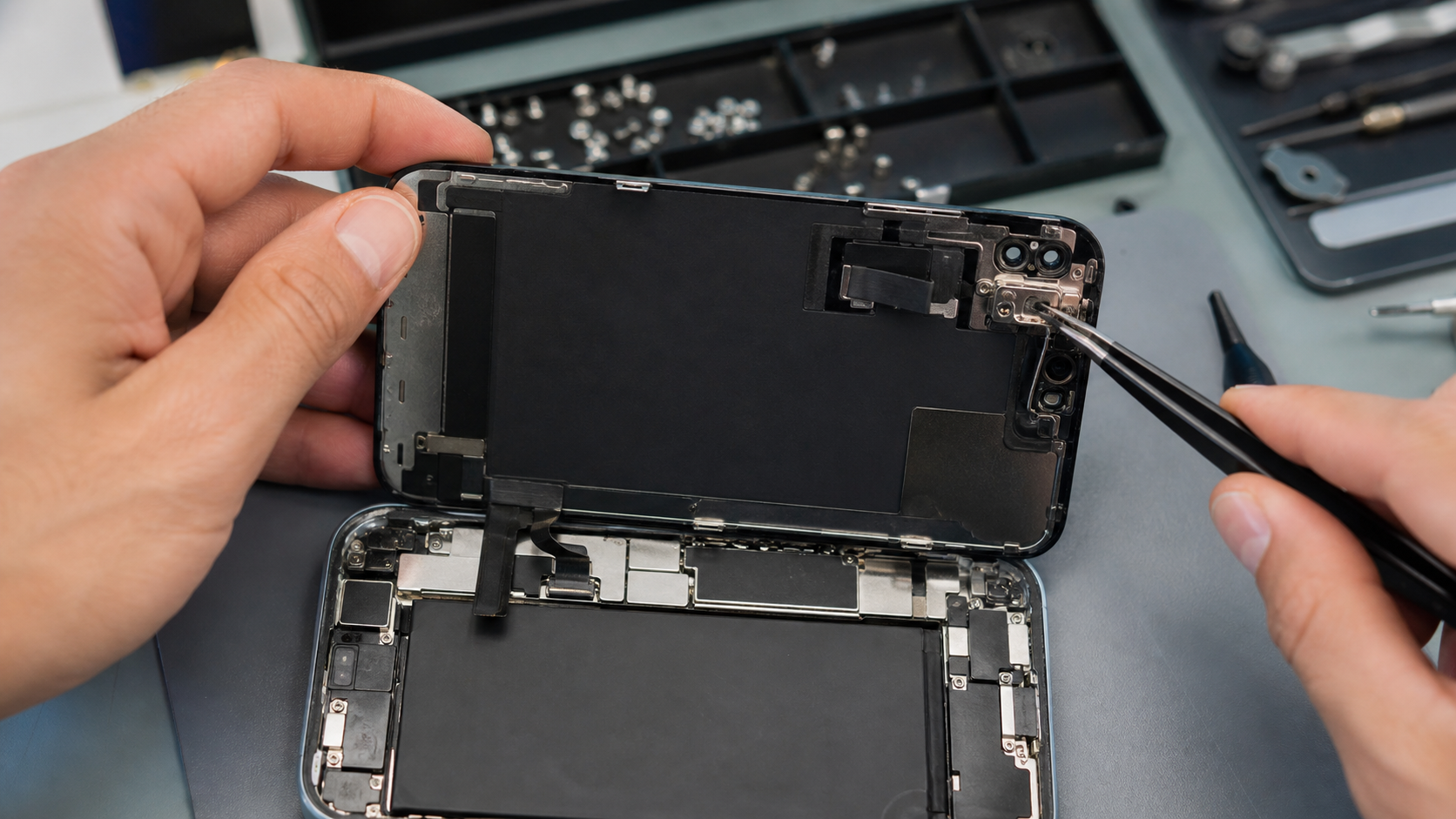 Açılmış iPhone 15 ekranında TrueDepth ve ahize çevresinin yakın planda teknisyen tarafından kontrol edildiği sahne