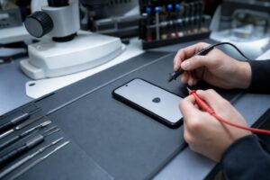 Apple logosunda kalan iPhone servis tezgahında inceleniyor