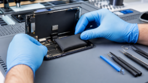 Şişmiş pil nedeniyle ekranı kasadan ayrılan iPhone