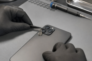 iPhone 15 ve 16 Pro yakın çekim netleme testi yapılan teknik servis tezgâhı