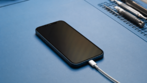 iPhone 12 şarj soketi tamiri için teknik servis ön incelemesi