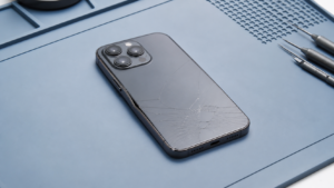 iPhone 15 Pro Max kasa ve arka cam onarımı için teknik servis ön incelemesi