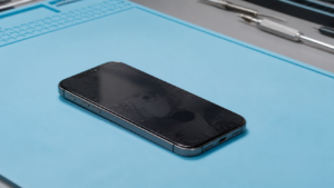 iPhone 18 sıvı temaslı iPhone tamiri için teknik servis ön incelemesi