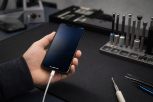 Şarj simgesi görünmesine rağmen pil yüzdesi artmayan iPhone teknik servis masasında test edilirken