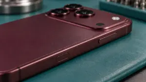 Burgonya iPhone 18 Pro Max tasarımlı telefonun Kamera Denetimi ve yan düğme bölgesi