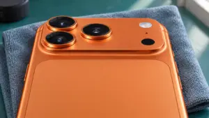 Kozmik turuncu iPhone 17 Pro tasarımlı telefonun üç lensli arka kamera bölgesi