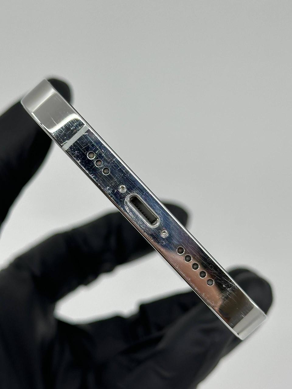 İkinci el iPhone 13 Pro cihazının Lightning girişi ve kullanım izleri bulunan alt çerçevesi