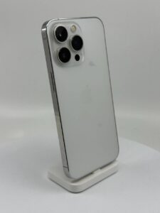 Fppro mağazasındaki gümüş iPhone 13 Pro örneğinin arka yüzü ve kamera grubu