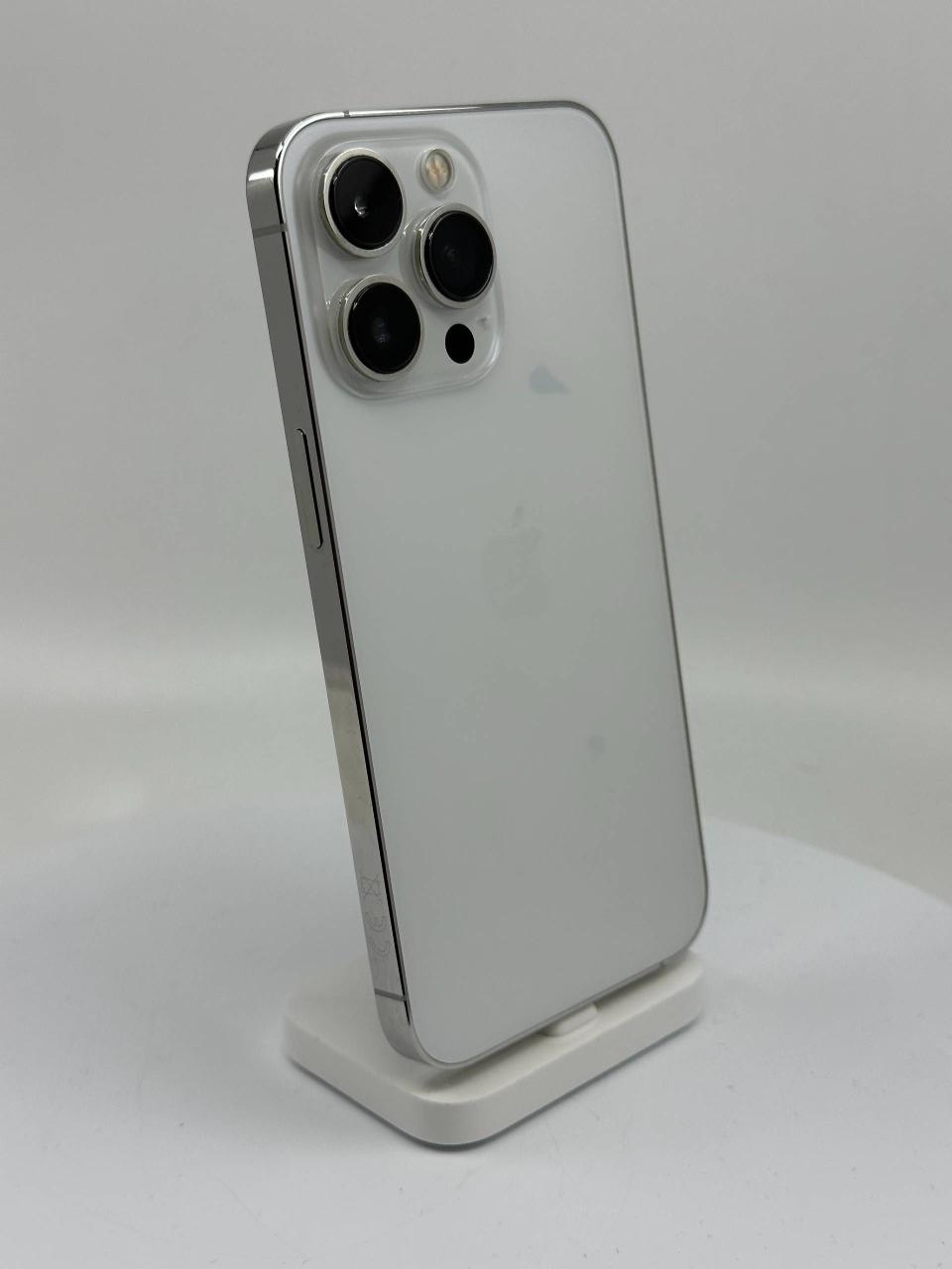 Fppro mağazasındaki gümüş iPhone 13 Pro örneğinin arka yüzü ve kamera grubu