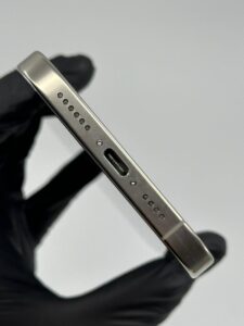 Gerçek iPhone 16 Pro Max cihazının USB-C girişi, vidaları ve alt çerçevesinin yakın çekimi