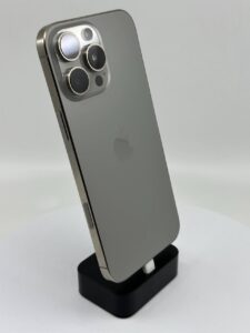 Fppro ikinci el iPhone 16 Pro Max örneğinin natürel titanyum arka yüzü ve kamera grubu