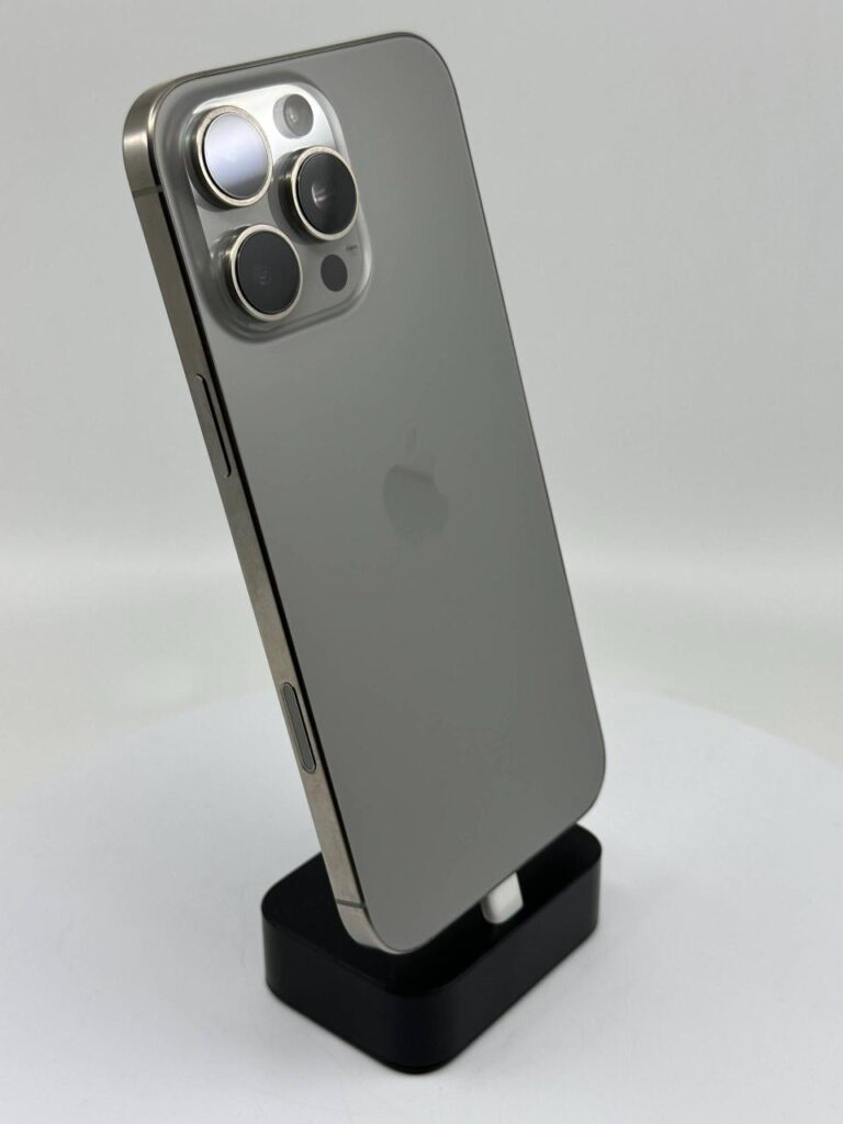Gerçek iPhone 16 Pro Max örneğinin arka camı ve kamera çevresi
