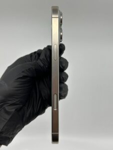 Fppro iPhone 16 Pro Max örneğinin sağ kenarı, yan düğmesi ve Kamera Denetimi