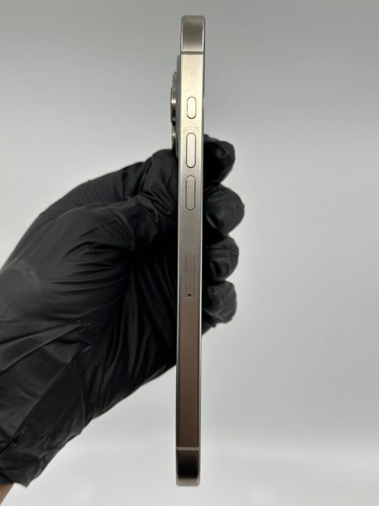 iPhone 16 Pro Max örneğinde Eylem düğmesi ve ses düğmeleri