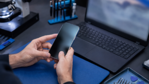 iPhone Parça ve Servis Geçmişi ekranını inceleyen Fppro teknisyeni ve temiz servis tezgahı
