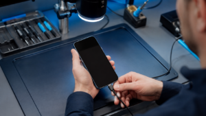 Finish Repair uyarısı bulunan iPhone üzerinde kalibrasyon kontrolü yapan Fppro teknisyeni
