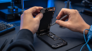 Ekran değişimi sonrası Face ID ve TrueDepth sensörlerini inceleyen Fppro teknisyeni