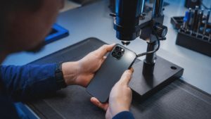 Titreyen iPhone kamera modülünü odak ve optik sabitleme açısından inceleyen Fppro teknisyeni