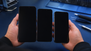 Orijinal, çıkma ve uyumlu iPhone ekranlarını temiz servis tezgahında karşılaştıran Fppro teknisyeni