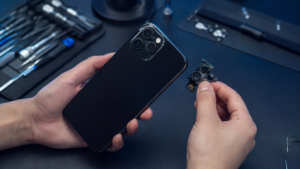 Darbe sonrası siyah görüntü veren iPhone kamerasını test eden Fppro teknisyeni
