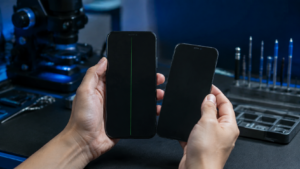 Yeşil çizgili iPhone ekranını test paneliyle inceleyen Fppro teknisyeni