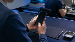 iPhone servis kabulünde parola paylaşmadan kullanıcı eşliğinde test yapan Fppro danışmanı