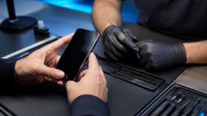 iPhone onarımı öncesi iCloud yedek, Find My ve eSIM hazırlığı yapan kullanıcı ve Fppro danışmanı
