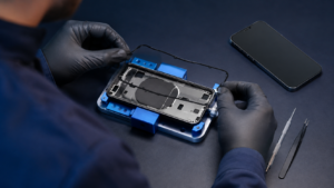 iPhone ekran kasası için model uyumlu sızdırmazlık bandı uygulayan Fppro teknisyeni