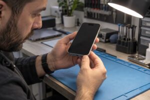 iPhone alt açıklıklarının dışarıdan kontrolünü temsil eden atölye sahnesi