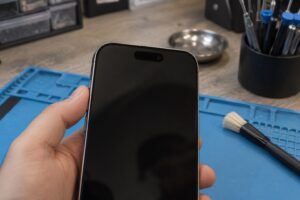 iPhone üst ön yüzü ve ayrı duran kuru yumuşak fırçayla temsili ahize kontrolü