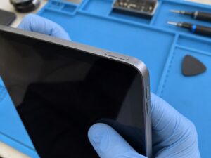 iPad Air biçimindeki cihazın üst tuşu ve ses tuşlarının temsili yakın görünümü