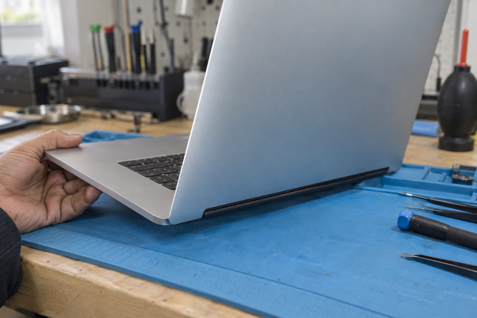 MacBook ekran menteşesi ve kasa birleşiminin atölyede temsili dış görünümü
