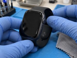 Apple Watch biçimindeki cihazın mikrofon açıklığı ve yan düğmelerinin temsili dış kontrolü