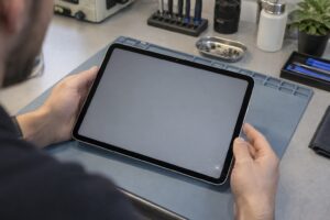 Köşesi çatlak iPad A16 biçimindeki cihazın temsili ön cam kontrolü
