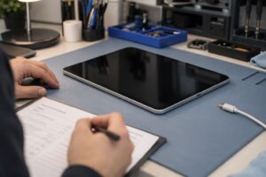 iPad pil şikâyetinin atölyede kayda alınmasını temsil eden sahne