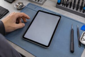 Kompakt iPad mini biçimindeki cihazın köşe çatlağının temsili görünümü