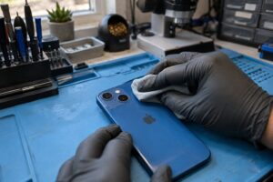 iPhone dış kamera camının mikrofiber bezle nazikçe silinmesi