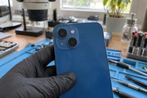 iPhone arka kamera yanındaki flaş penceresi