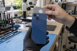 iPhone üst arka bölgesi yakınında kişisel bilgi içermeyen NFC etiketi