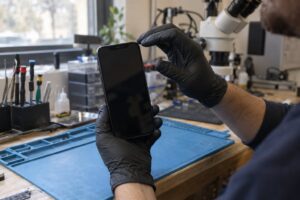iPhone ekranının üst bölgesinde yakınlık algısı kontrolünü temsil eden sahne