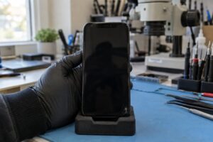Atölyede alt köşesi çatlak iPhone 11 ekranının dış kontrolü