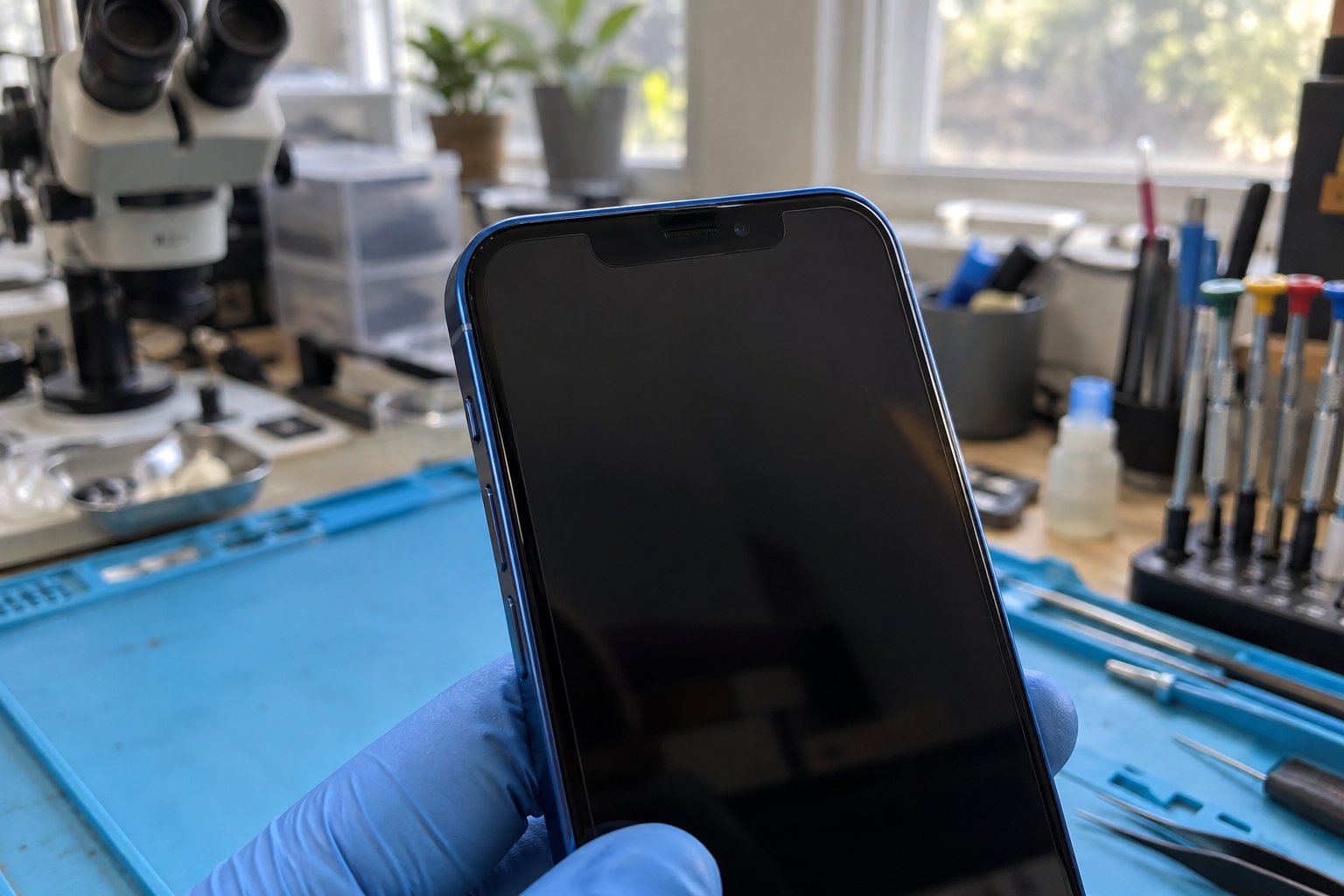 iPhone ön camındaki kamera ve üst sensör bölgesinin incelenmesi