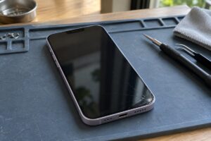 iPhone 14 Plus için ön cam çatlağının değerlendirilmesi — temsili atölye görseli