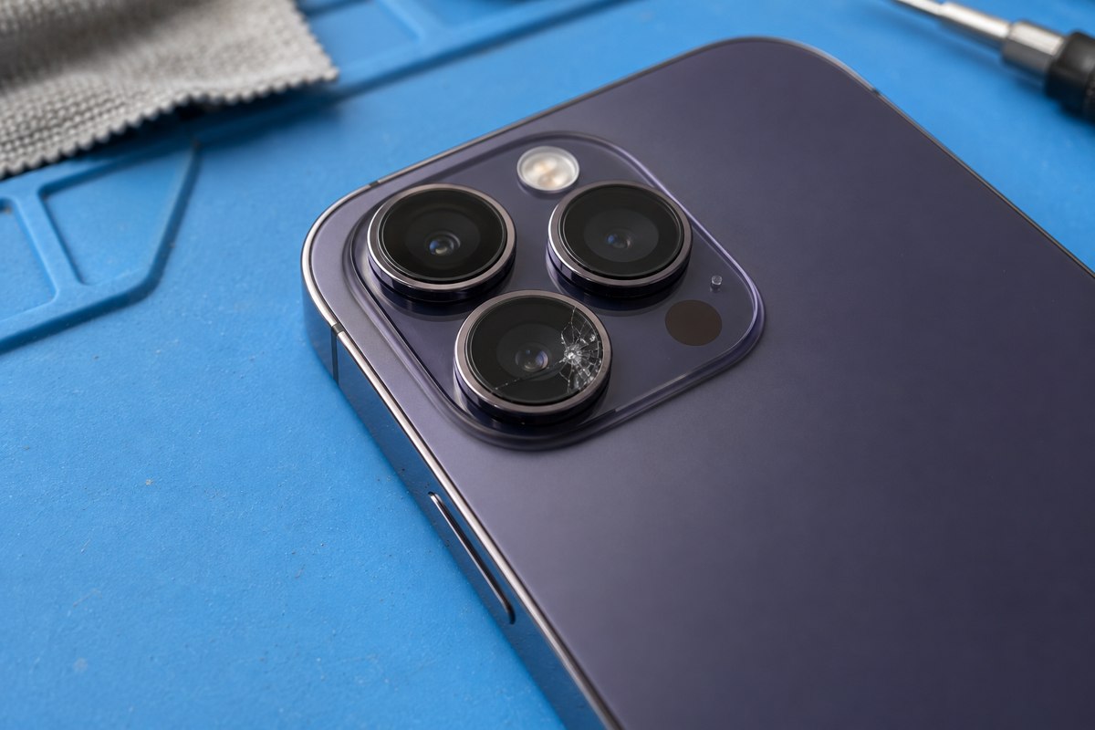 iPhone 14 Pro için kamera camı hasarının değerlendirilmesi — temsili atölye görseli