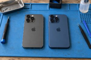 iPhone 13 Pro ve 15 Pro modellerinin temsili karşılaştırma düzeni — temsili atölye görseli