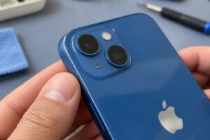 iPhone kasasındaki günlük kullanım izleri — temsili atölye görseli
