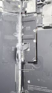 Sıvı teması videosundaki iPhone iç aksamında görülen kalıntılar