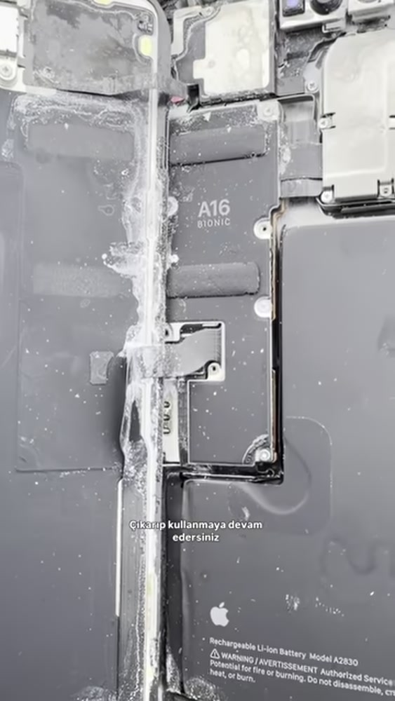 Sıvı teması videosundaki iPhone iç aksamında görülen kalıntılar